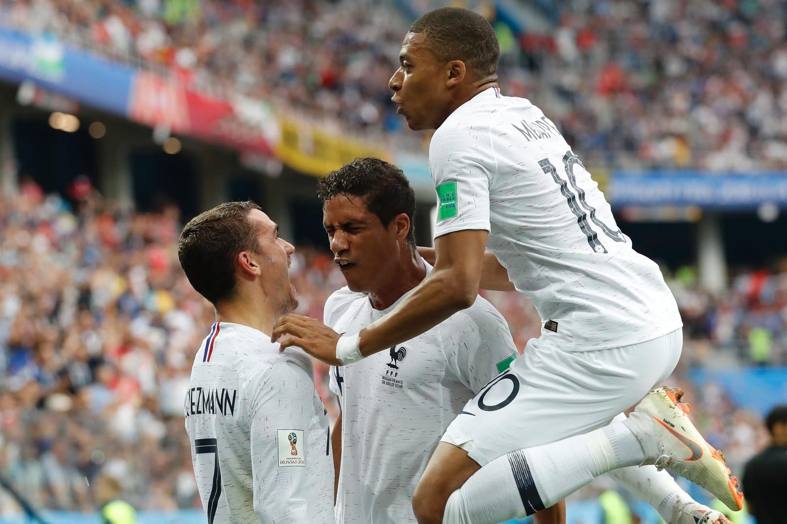 Torschütze Raphael Varane aus Frankreich (Mitte) jubelt über das Tor zum 1:0 mit seinen Teamkollegen Kylian Mbappe (rechts) und Antoine Griezmann.