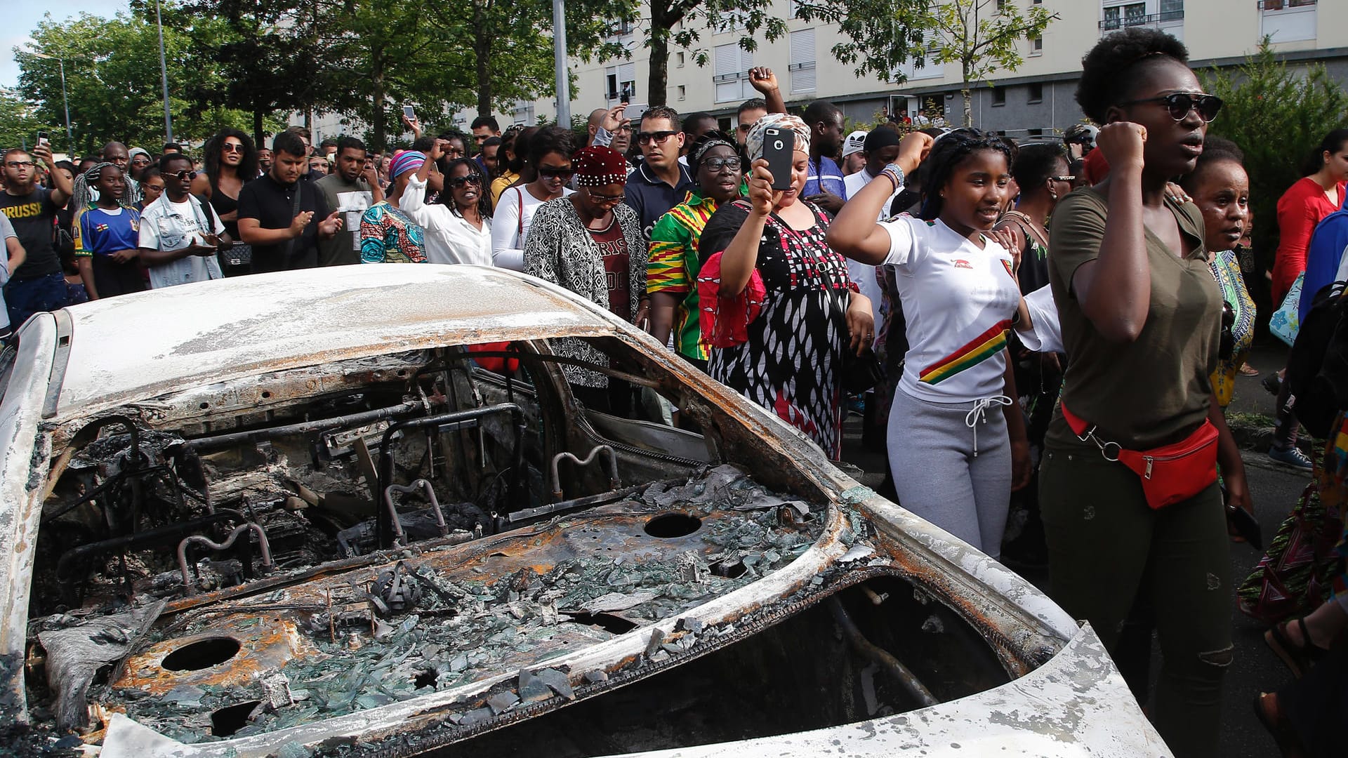 Proteste und abgefackelte Autos in Nantes: Ein 22-Jähriger verlor bei einer Polizeikontrolle sein Leben. Proteste und abgefackelte Autos in Nantes: Ein 22-Jähriger verlor bei einer Polizeikontrolle sein Leben.