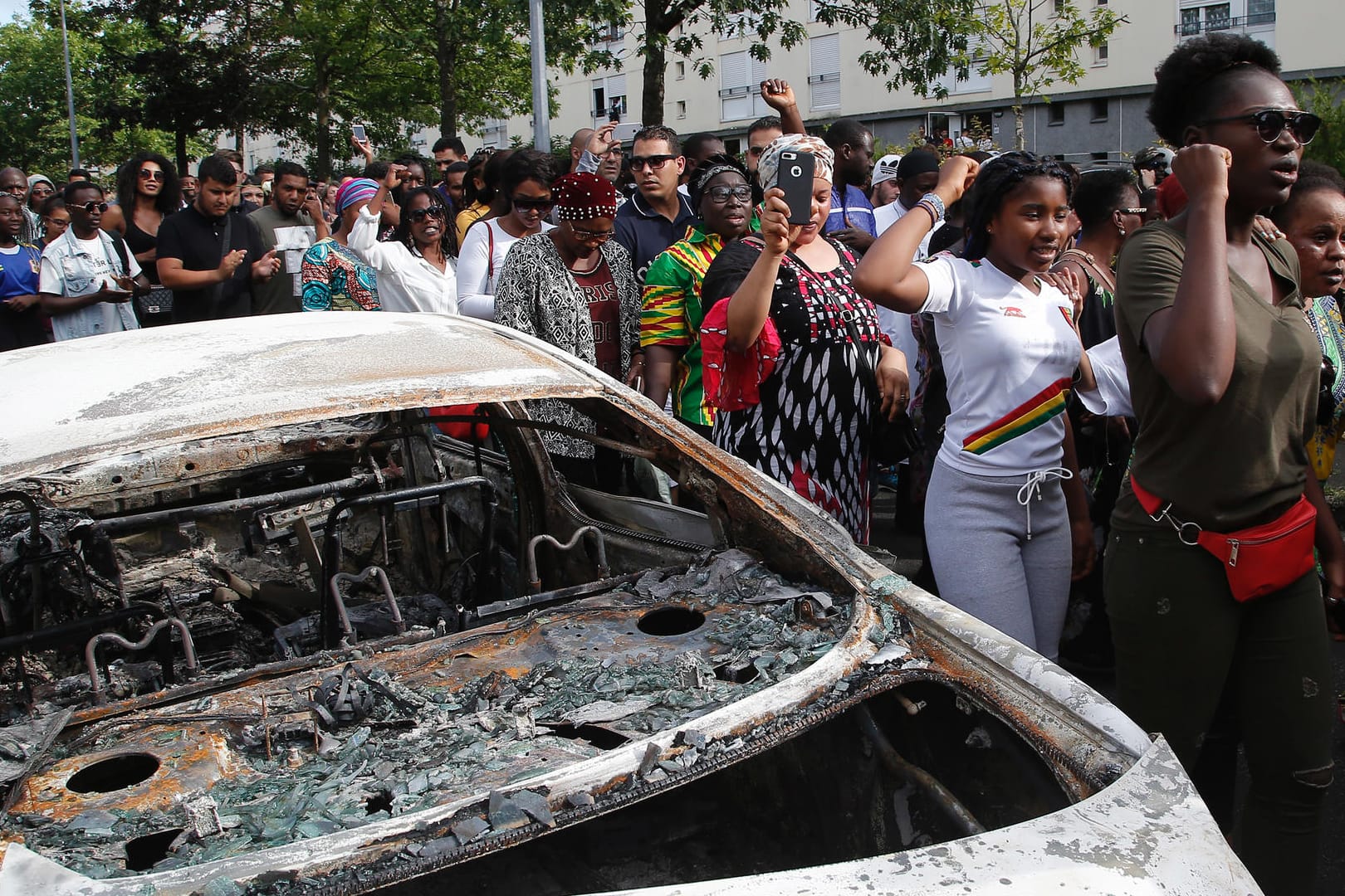 Proteste und abgefackelte Autos in Nantes: Ein 22-Jähriger verlor bei einer Polizeikontrolle sein Leben.