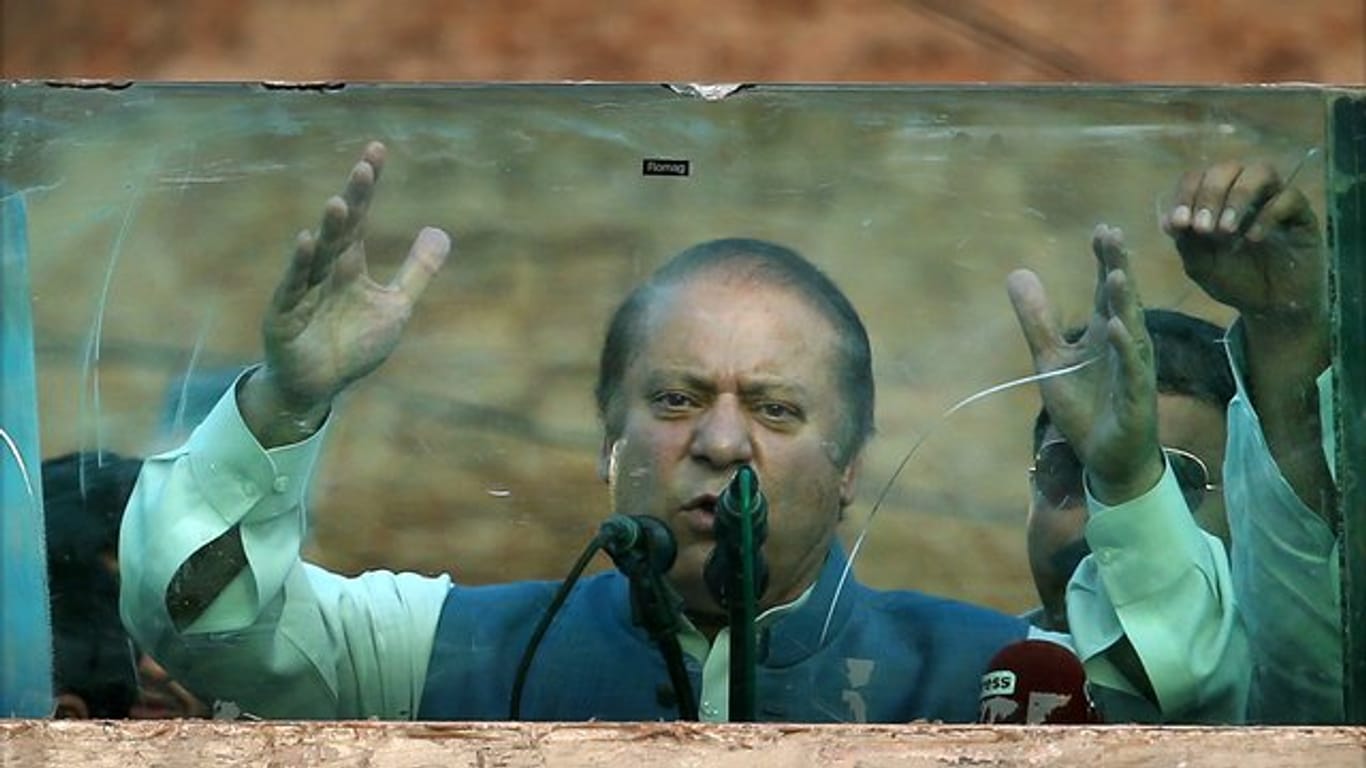 Der ehemalige pakistanische Premierminister Nawaz Sharif ist zu zehn Jahren Haft verurteilt worden.