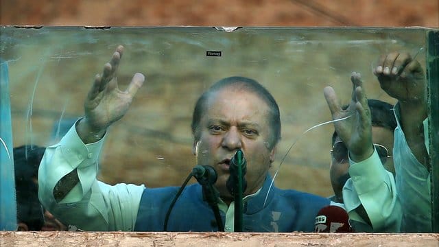 Der ehemalige pakistanische Premierminister Nawaz Sharif ist zu zehn Jahren Haft verurteilt worden. Der ehemalige pakistanische Premierminister Nawaz Sharif ist zu zehn Jahren Haft verurteilt worden.