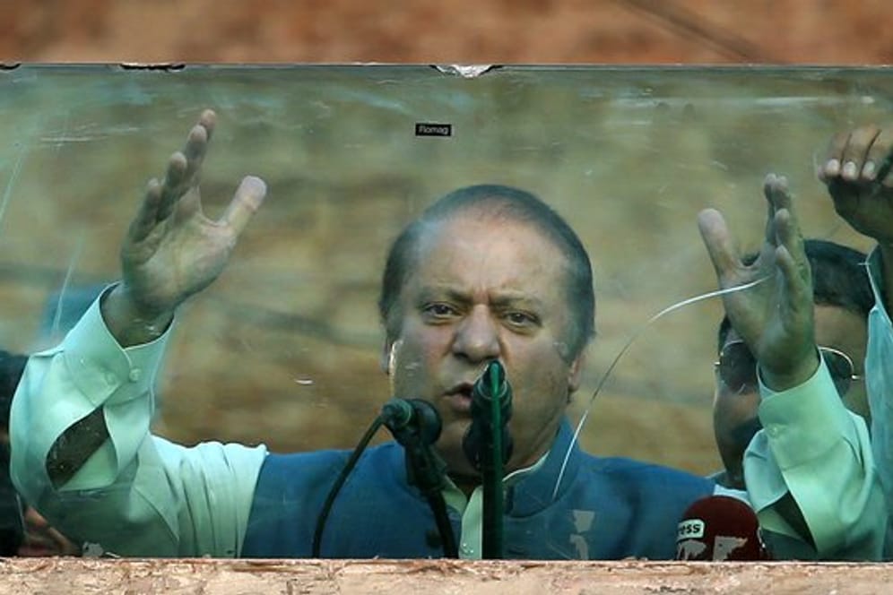Der ehemalige pakistanische Premierminister Nawaz Sharif ist zu zehn Jahren Haft verurteilt worden.