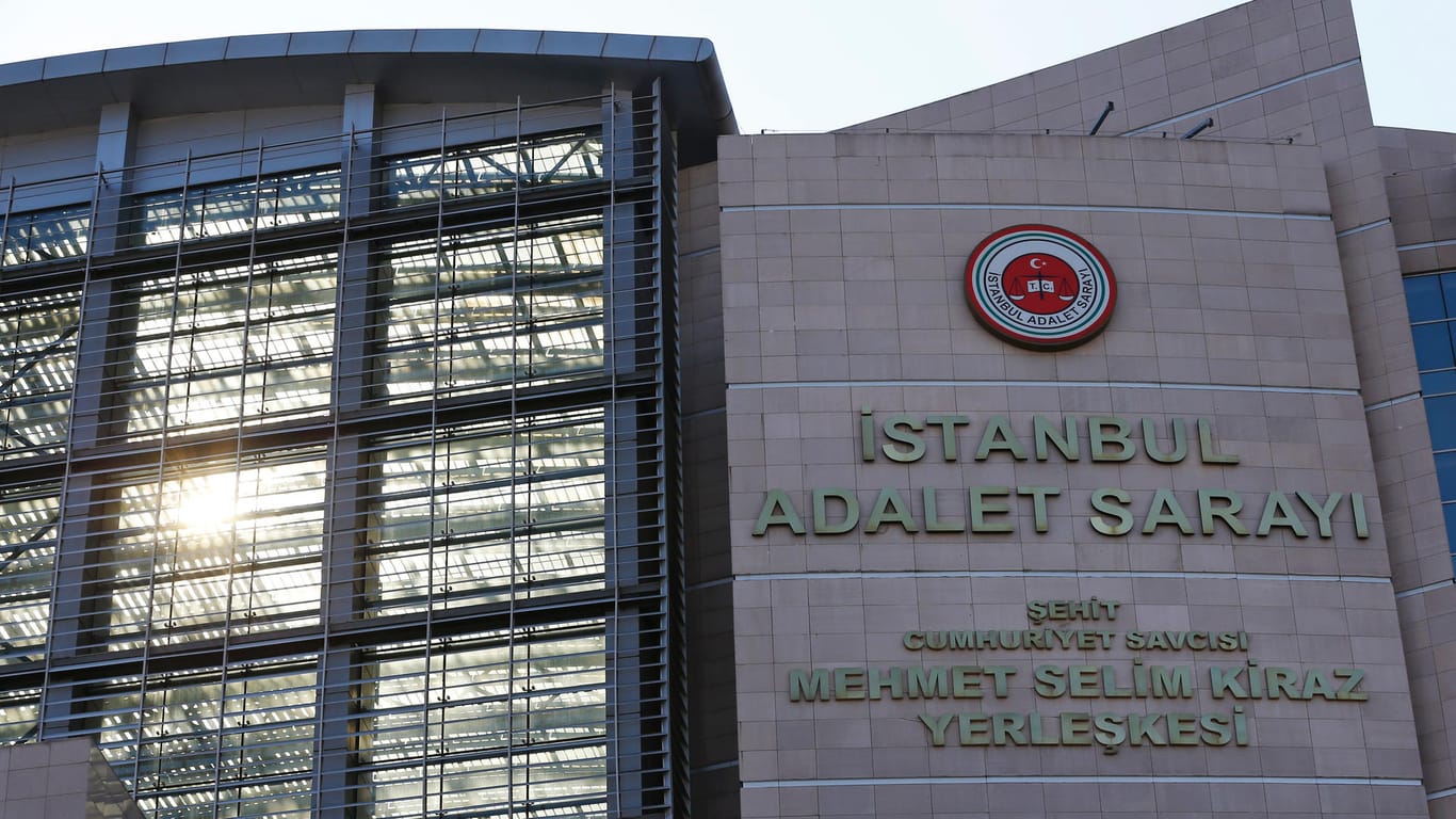 Das Gerichtsgebäude in Istanbul: Insgesamt 30 Journalisten der mittlerweile eingestellten Zeitung "Zaman" wurden vor Gericht gestellt.