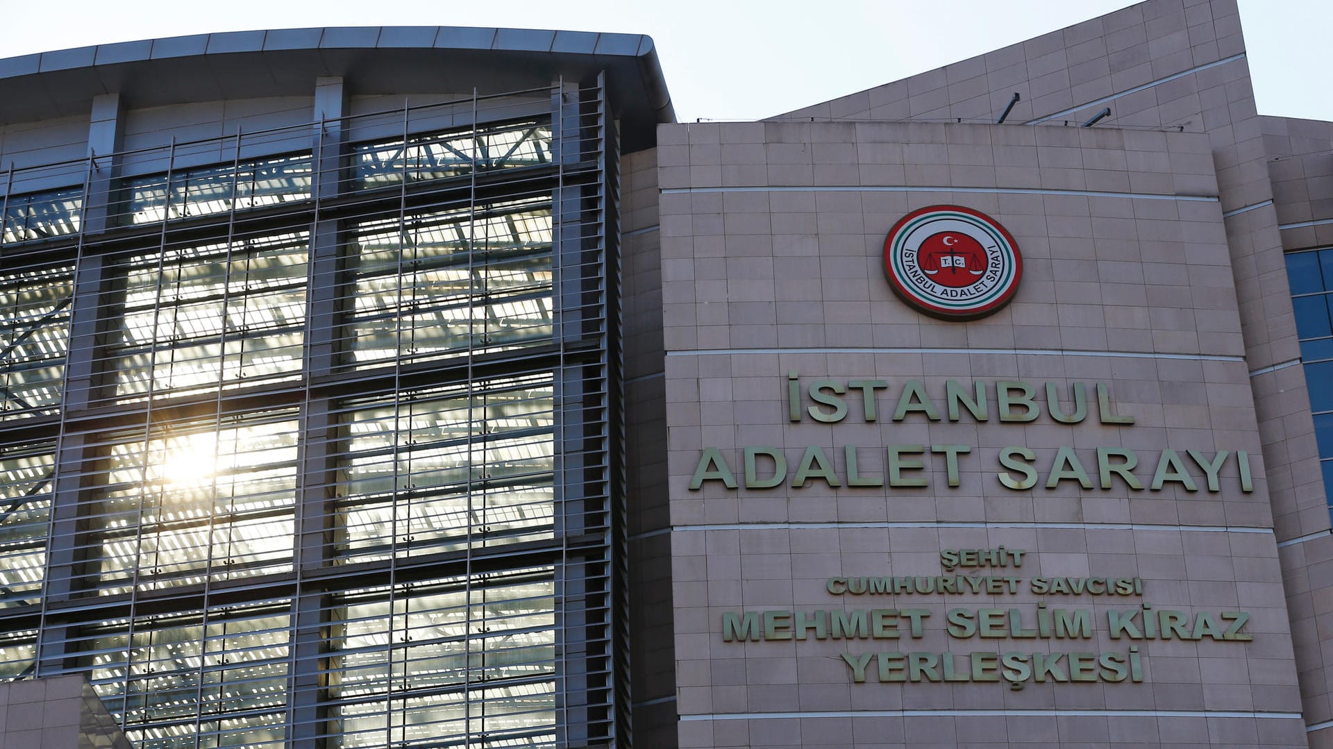 Das Gerichtsgebäude in Istanbul: Insgesamt 30 Journalisten der mittlerweile eingestellten Zeitung "Zaman" wurden vor Gericht gestellt. Das Gerichtsgebäude in Istanbul: Insgesamt 30 Journalisten der mittlerweile eingestellten Zeitung "Zaman" wurden vor Gericht gestellt.