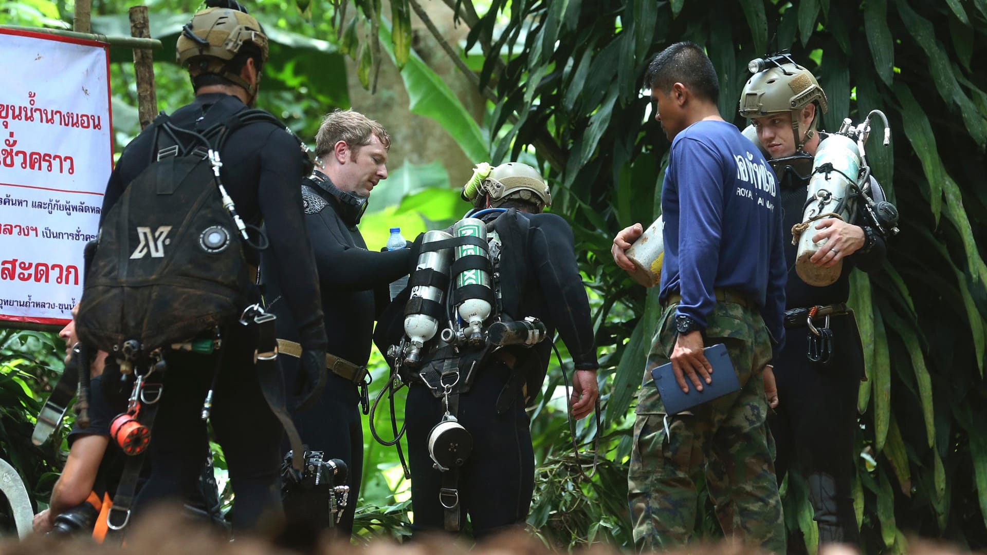 Rettungstaucher vor der Tham Luang Höhle in Thailand: Die speziell ausgebildeten Höhlentaucher verwenden mit hochkonzentriertem Sauerstoff angereicherte Atemluft.