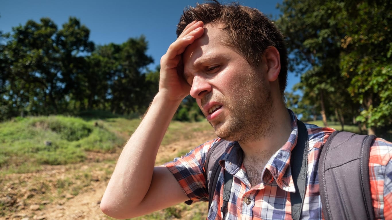 Wanderer in der Sonne: Abgeschlagenheit, Übelkeit oder Schwindel, die anhaltende Hitze macht vielen Menschen zu schaffen.