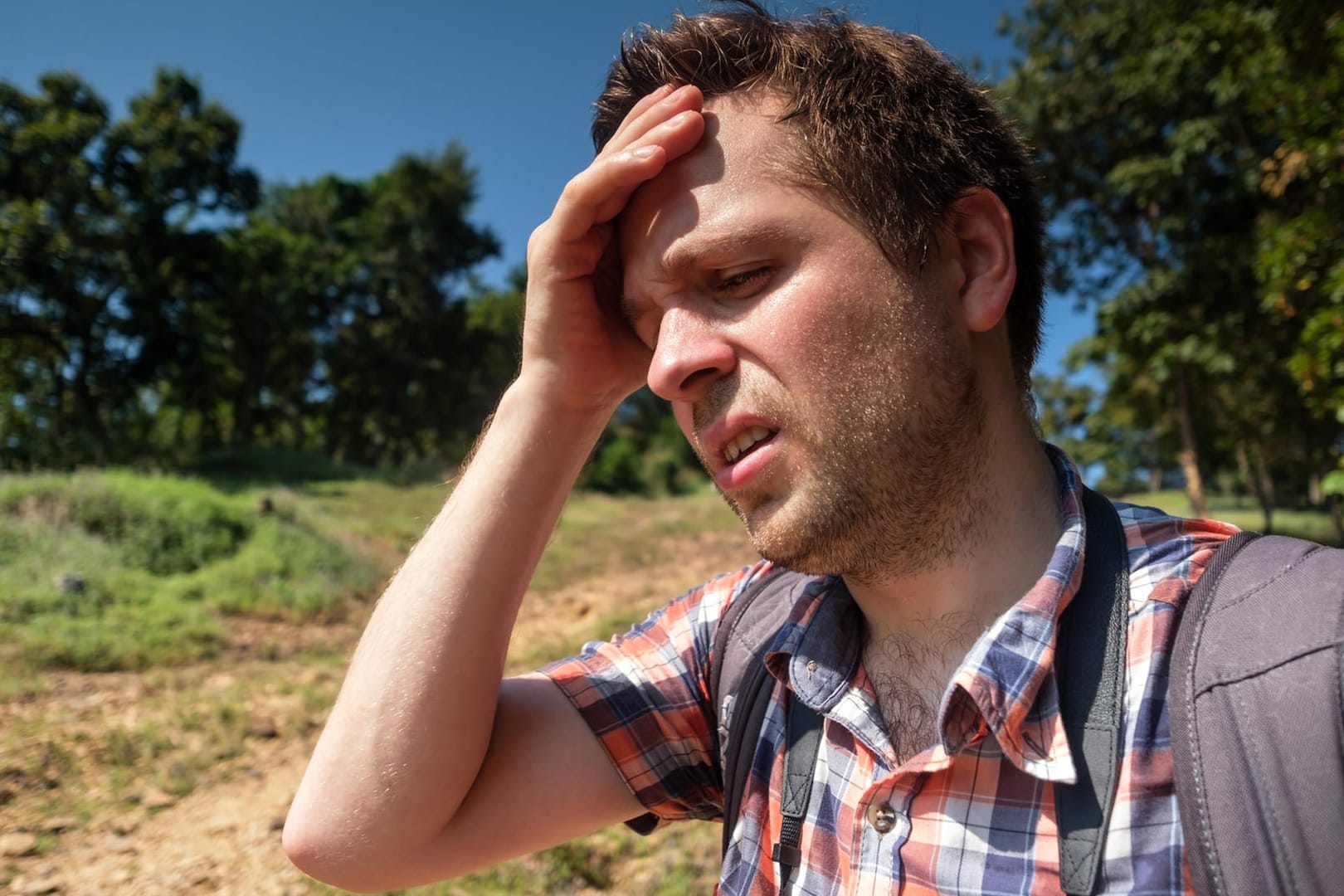 Wanderer in der Sonne: Abgeschlagenheit, Übelkeit oder Schwindel, die anhaltende Hitze macht vielen Menschen zu schaffen.