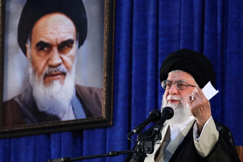 Ajatollah Khamenei: Nachdem die USA aus dem Abkommen ausstiegen, ordnete er an, alle Vorbereitungen für die Anreicherung von Uran zu treffen. Auch das Raketenprogramm werde der Iran niemals aufgeben.
