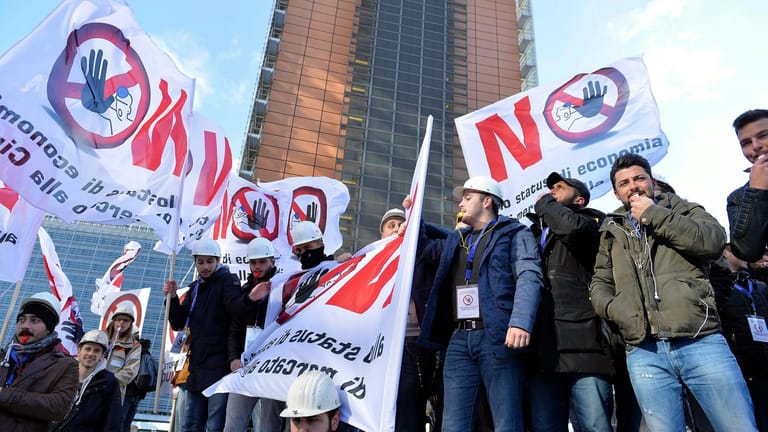 Februar 2016 in Brüssel: Stahlarbeiter protestieren vor dem Sitz der EU-Kommission gegen Billigimporte aus China.