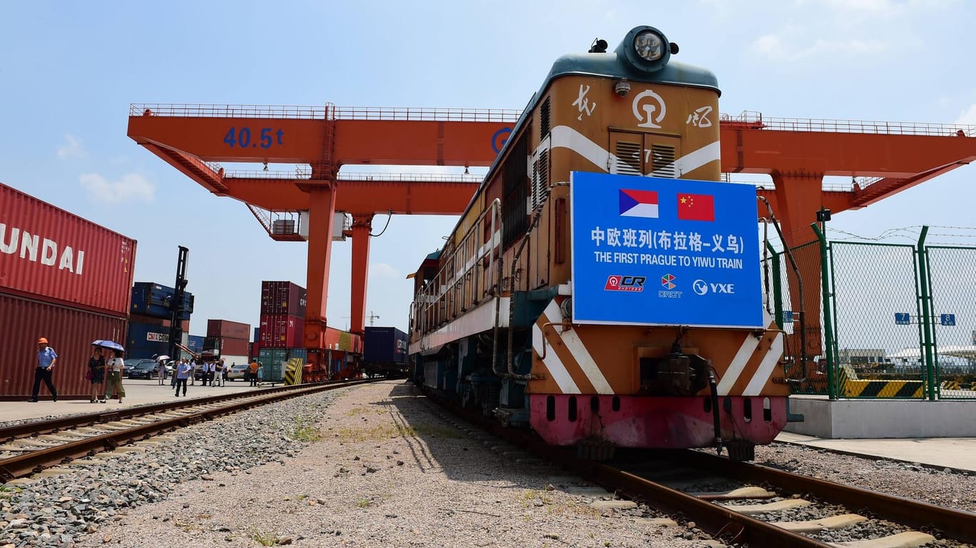 Direktverbindung nach Fernost: Der erste Zug der Frachtverbindung Prag-Yiwu trifft im August 2017 in China ein.