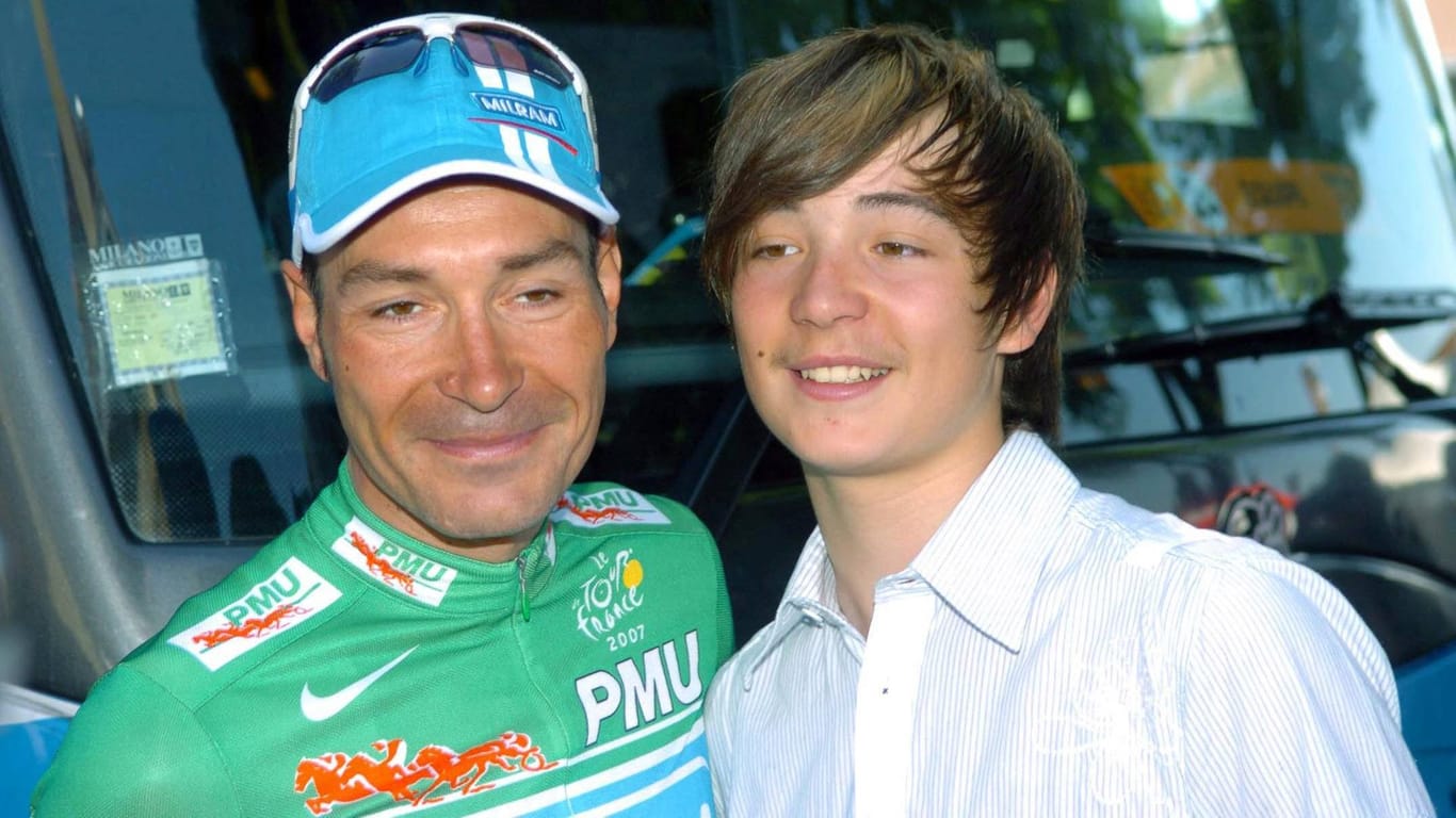 Sohn und Vater: Der damals 13-jährige Rick Zabel (r.) mit Erik Zabel (im Grünen Trikot) bei der Tour de France 2007.