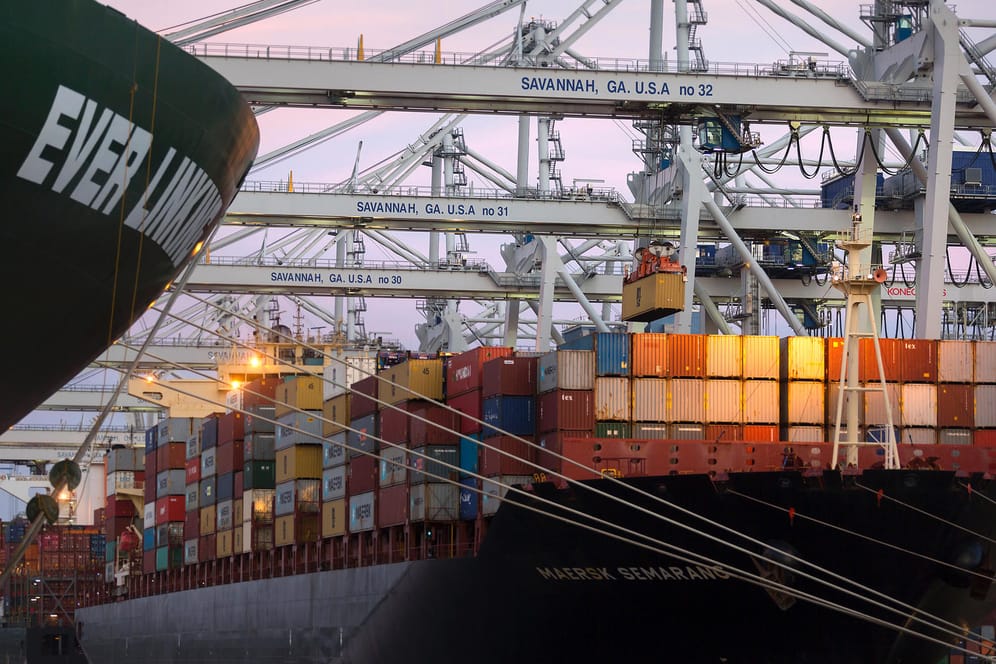Container-Riese im US-Hafen Savannah: Daimler hat wegen des Handelskonfliktes zwischen den USA und China eine Gewinnwarnung abgegeben.