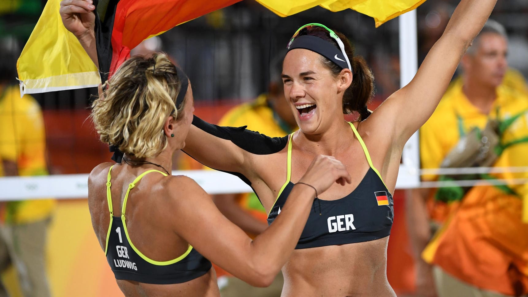 Kira Walkenhorst (r.) mit ihrer Teamkollegin Laura Ludwig: Hier nach dem Goldgewinn bei dem Olympischen Spielen 2016 in Rio de Janeiro.