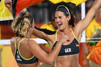 Kira Walkenhorst (r.) mit ihrer Teamkollegin Laura Ludwig: Hier nach dem Goldgewinn bei dem Olympischen Spielen 2016 in Rio de Janeiro.