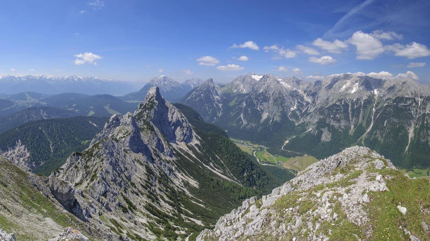 Blick auf die Tiroler Alpen: Nach seinem Sturz blieb der Wanderer bewusstlos in einem Bachbett liegen.