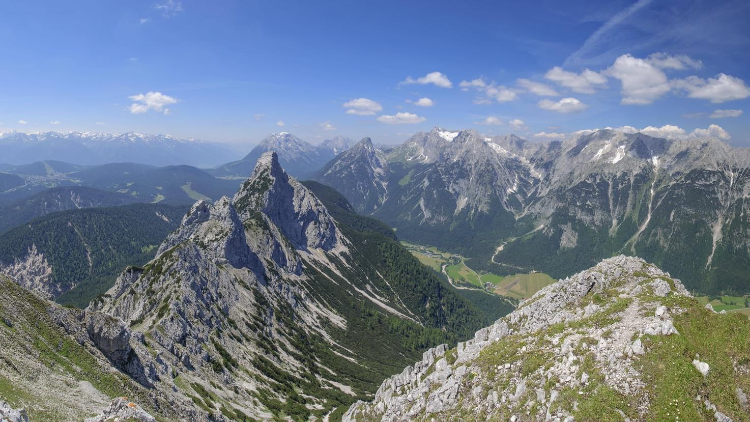 Blick auf die Tiroler Alpen: Nach seinem Sturz blieb der Wanderer bewusstlos in einem Bachbett liegen. Blick auf die Tiroler Alpen: Nach seinem Sturz blieb der Wanderer bewusstlos in einem Bachbett liegen.
