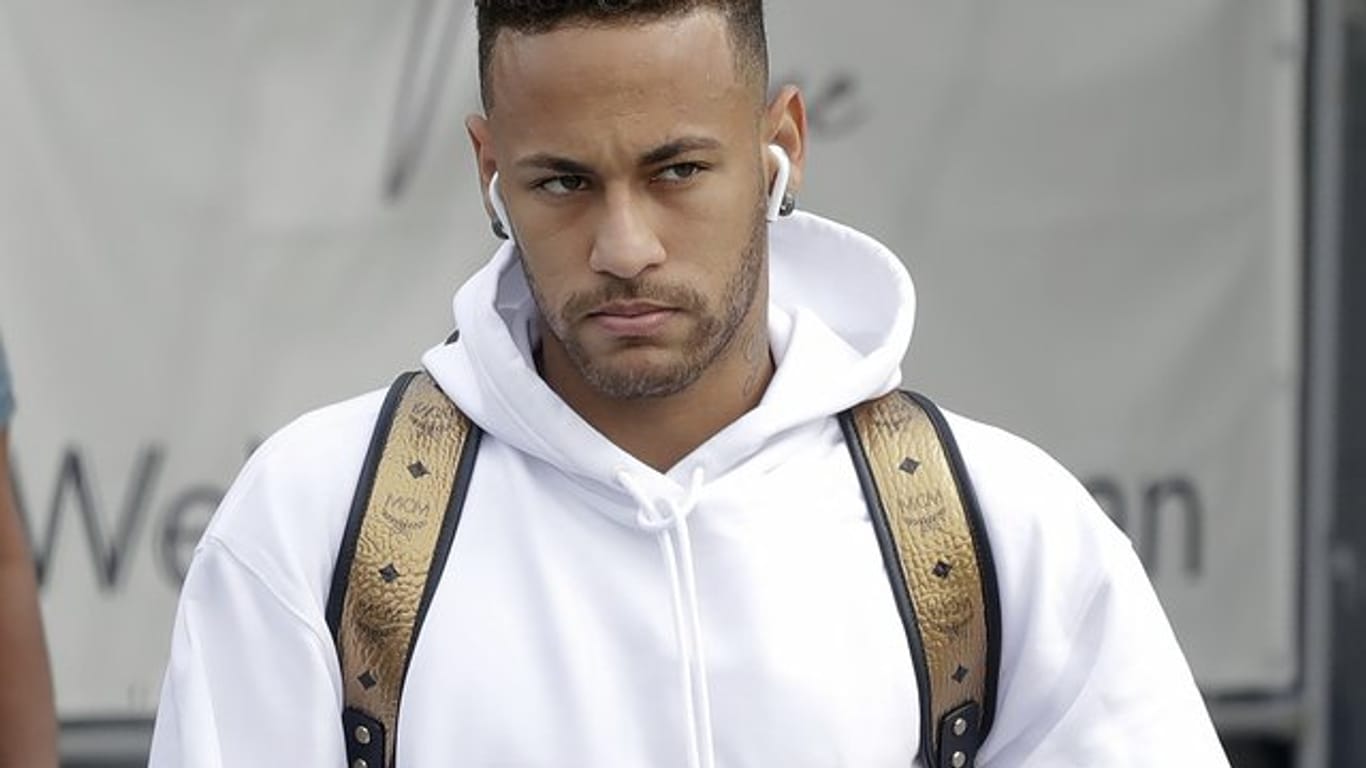 Neymar verlässt das Teamhotel in Kasan und begibt sich auf den Weg zum Flughafen.