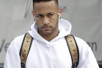 Neymar verlässt das Teamhotel in Kasan und begibt sich auf den Weg zum Flughafen.