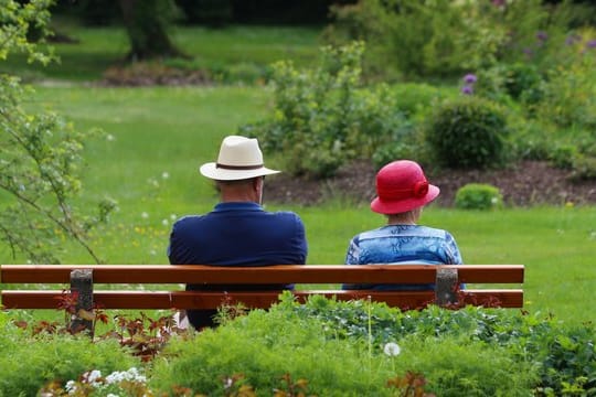 Mann und Frau auf einer Bank im Park.