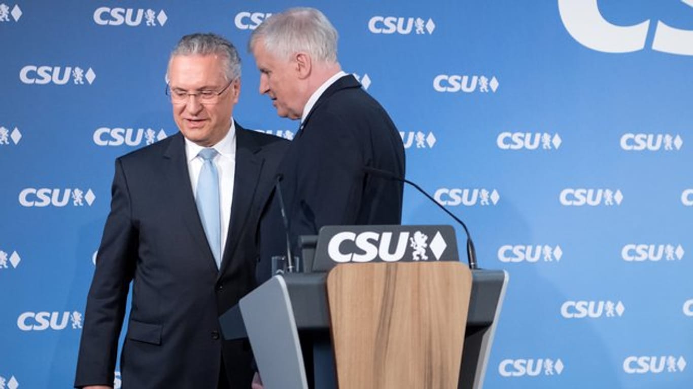 Bundesinnenminister und CSU-Chef Horst Seehofer (r) uns Bayerns Innenminister Joachim Herrmann in München.