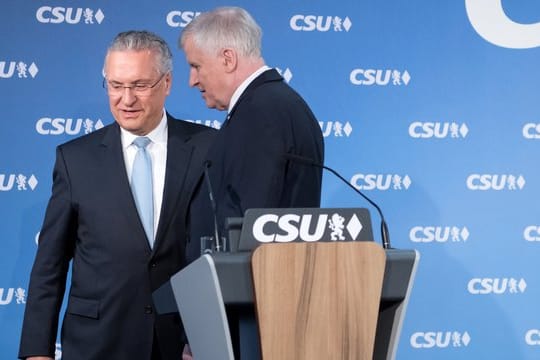 Bundesinnenminister und CSU-Chef Horst Seehofer (r) uns Bayerns Innenminister Joachim Herrmann in München.