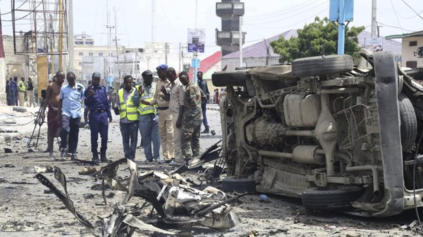 Zwei Selbstmordattentäter haben sich am Samstag im Zentrum der somalischen Hauptstadt mit Autobomben in die Luft gesprengt.
