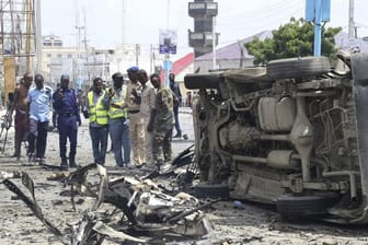 Zwei Selbstmordattentäter haben sich am Samstag im Zentrum der somalischen Hauptstadt mit Autobomben in die Luft gesprengt.