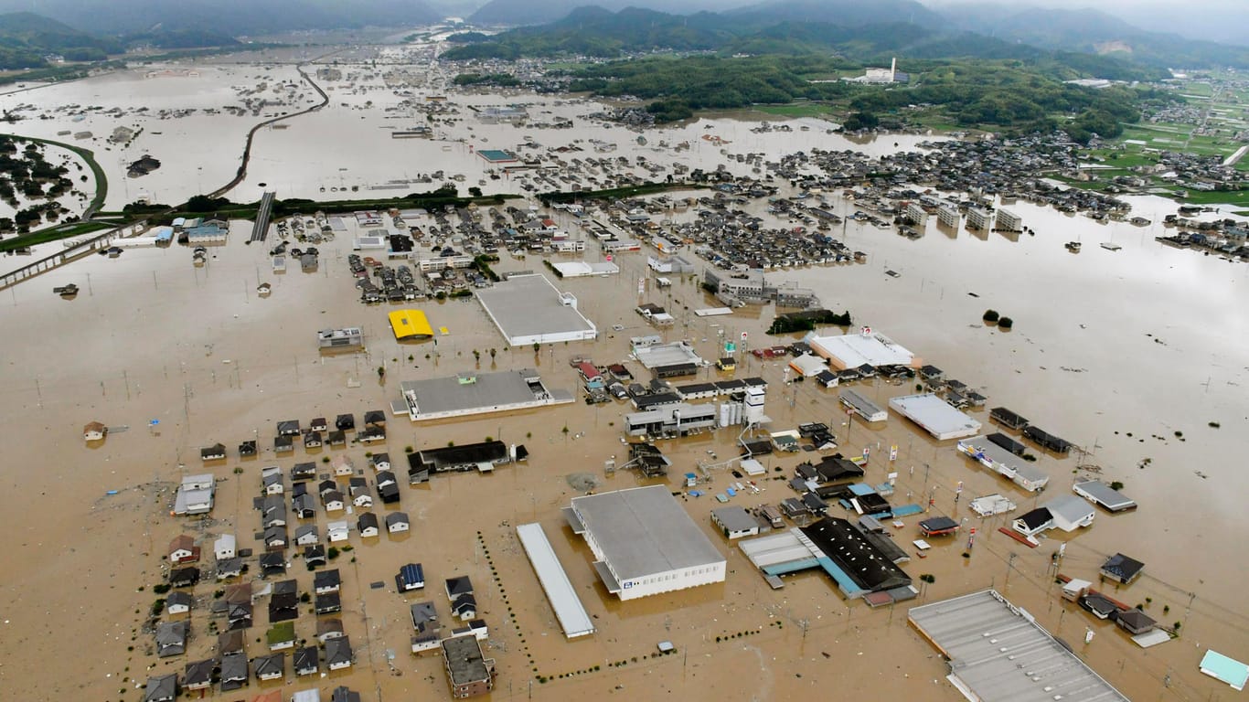 Blick auf Kurashiki, Japan: Medien berichten, dass nun bis zu 3,2 Millionen Menschen vor den Unwettern in Sicherheit gebracht werden sollen.