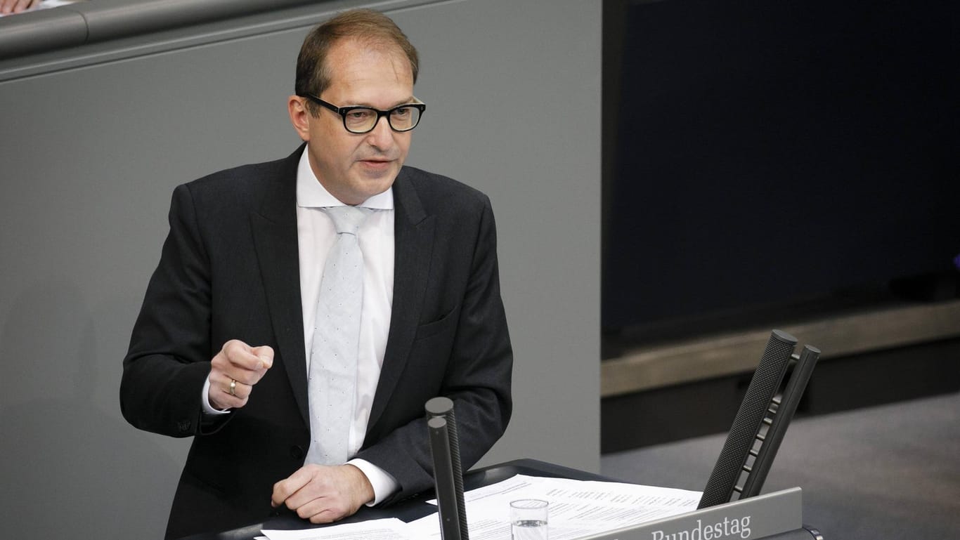 Alexander Dobrindt im Bundestag: Der CSU Landesgruppenchef glaubt nicht, dass die EU-Staaten die Registrierung von Flüchtlingen einstellen, wenn Deutschland Menschen an der Grenze zurückweist.