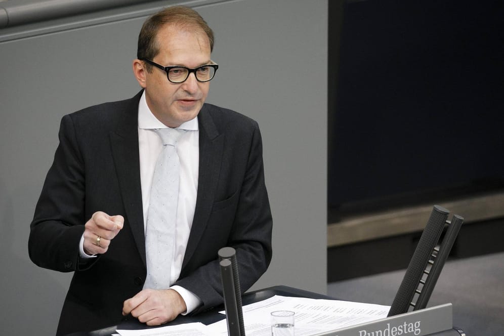 Alexander Dobrindt im Bundestag: Der CSU Landesgruppenchef glaubt nicht, dass die EU-Staaten die Registrierung von Flüchtlingen einstellen, wenn Deutschland Menschen an der Grenze zurückweist.