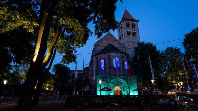 Bunt beleuchtet war die Stiftsruine während der Premierenvorstellung.