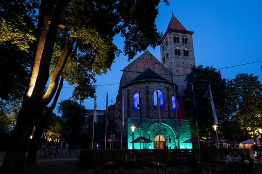 Bunt beleuchtet war die Stiftsruine während der Premierenvorstellung.