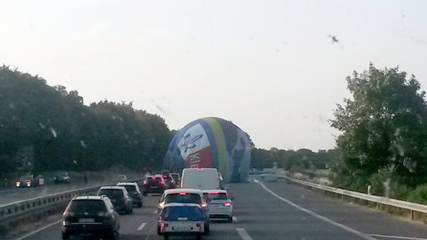 Ein Heißluftballon auf Fahrbahn der A61 bei der Anschlussstelle Süchteln.