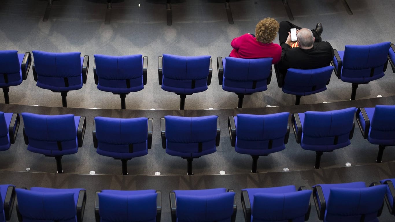 Leere Sitzreihen im Bundestag: Damit künftig mehr Abgeordnete im Plenum sitzen, will die SPD ein Schichtsystem einführen.
