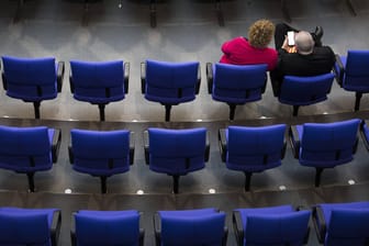 Leere Sitzreihen im Bundestag: Damit künftig mehr Abgeordnete im Plenum sitzen, will die SPD ein Schichtsystem einführen.