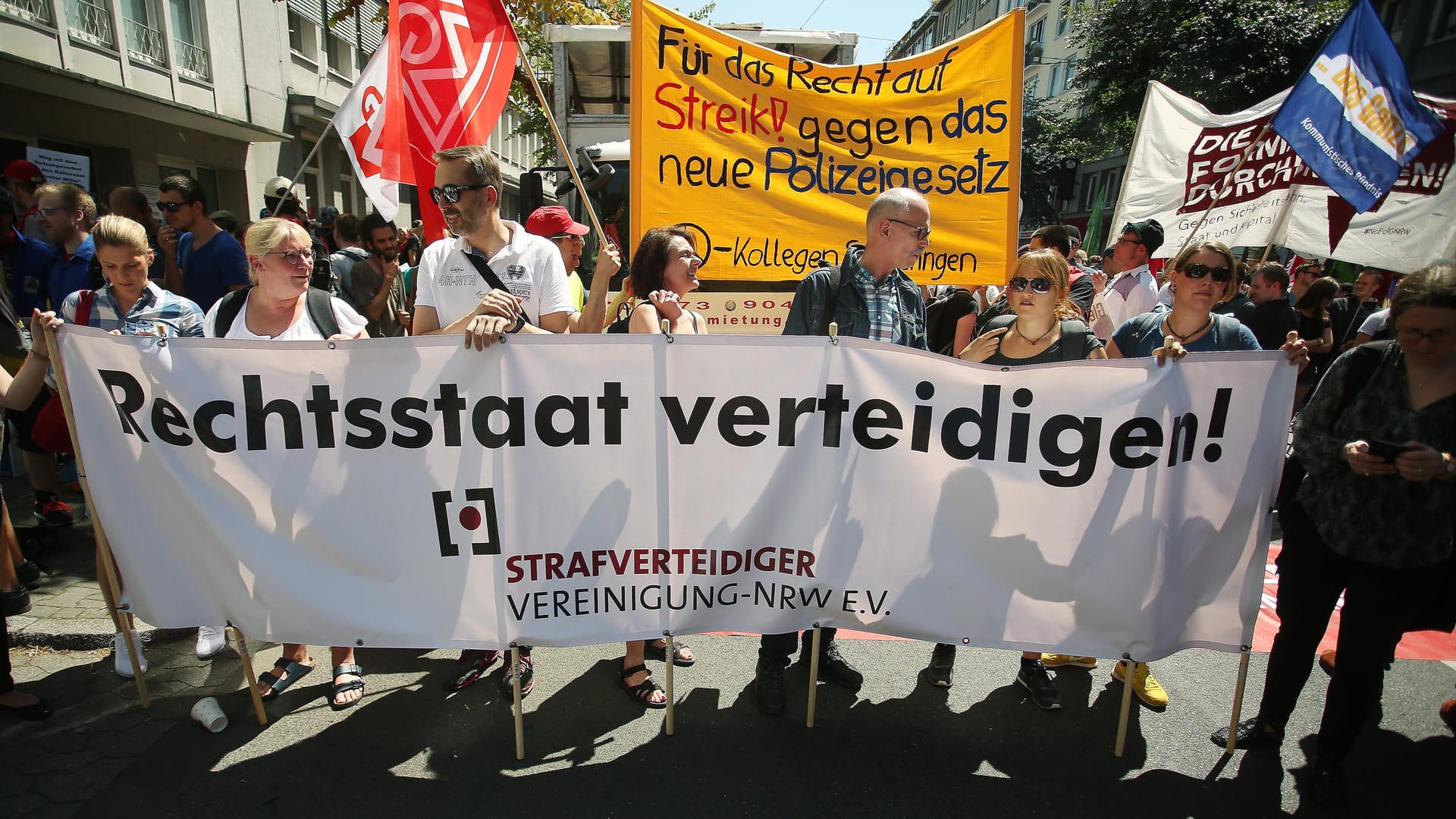 Die Demo gegen das geplante neue Polizeigesetz in NRW: Nach massiver Kritik von Juristen und Datenschützern sind Korrekturen am Gesetz in Aussicht gestellt worden. Die Demo gegen das geplante neue Polizeigesetz in NRW: Nach massiver Kritik von Juristen und Datenschützern sind Korrekturen am Gesetz in Aussicht gestellt worden.