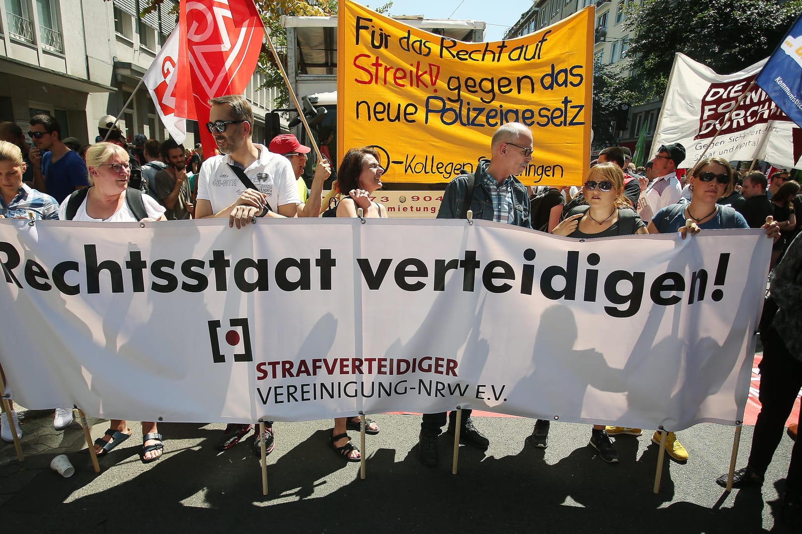 Die Demo gegen das geplante neue Polizeigesetz in NRW: Nach massiver Kritik von Juristen und Datenschützern sind Korrekturen am Gesetz in Aussicht gestellt worden.