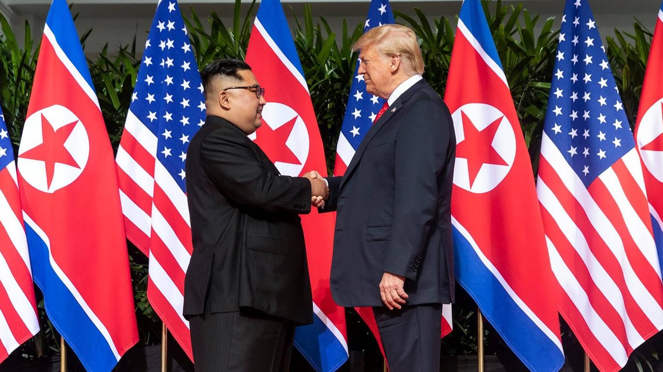 US-Präsident Donald Trump und Nordkoreas Machthaber Kim. Nachdem beim Treffen im Juni eigentlich eine atomare Abrüstung Koreas beschlossen wurde, ist der Deal wieder auf der Kippe.