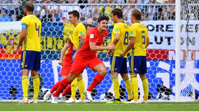 Gefühlswelten: Englands Maguire (vorn) bejubelt seinen Treffer, im Hintergrund ratlose Schweden.