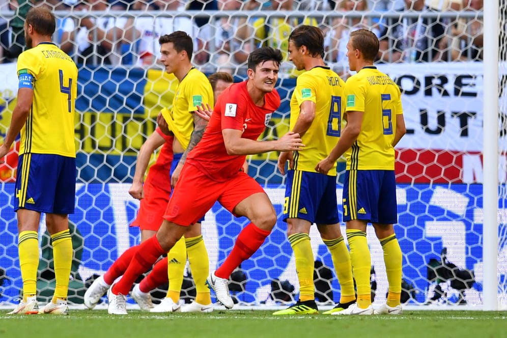 Gefühlswelten: Englands Maguire (vorn) bejubelt seinen Treffer, im Hintergrund ratlose Schweden.