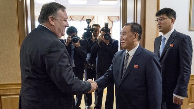 US-Außenminister Mike Pompeo (l) und der nordkoreanische Parteifunktionär Kim Yong Chol treffen in Pjöngjang zu Gesprächen zusammen. US-Außenminister Mike Pompeo (l) und der nordkoreanische Parteifunktionär Kim Yong Chol treffen in Pjöngjang zu Gesprächen zusammen.