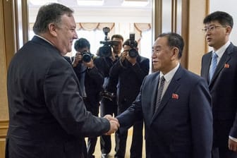US-Außenminister Mike Pompeo (l) und der nordkoreanische Parteifunktionär Kim Yong Chol treffen in Pjöngjang zu Gesprächen zusammen.