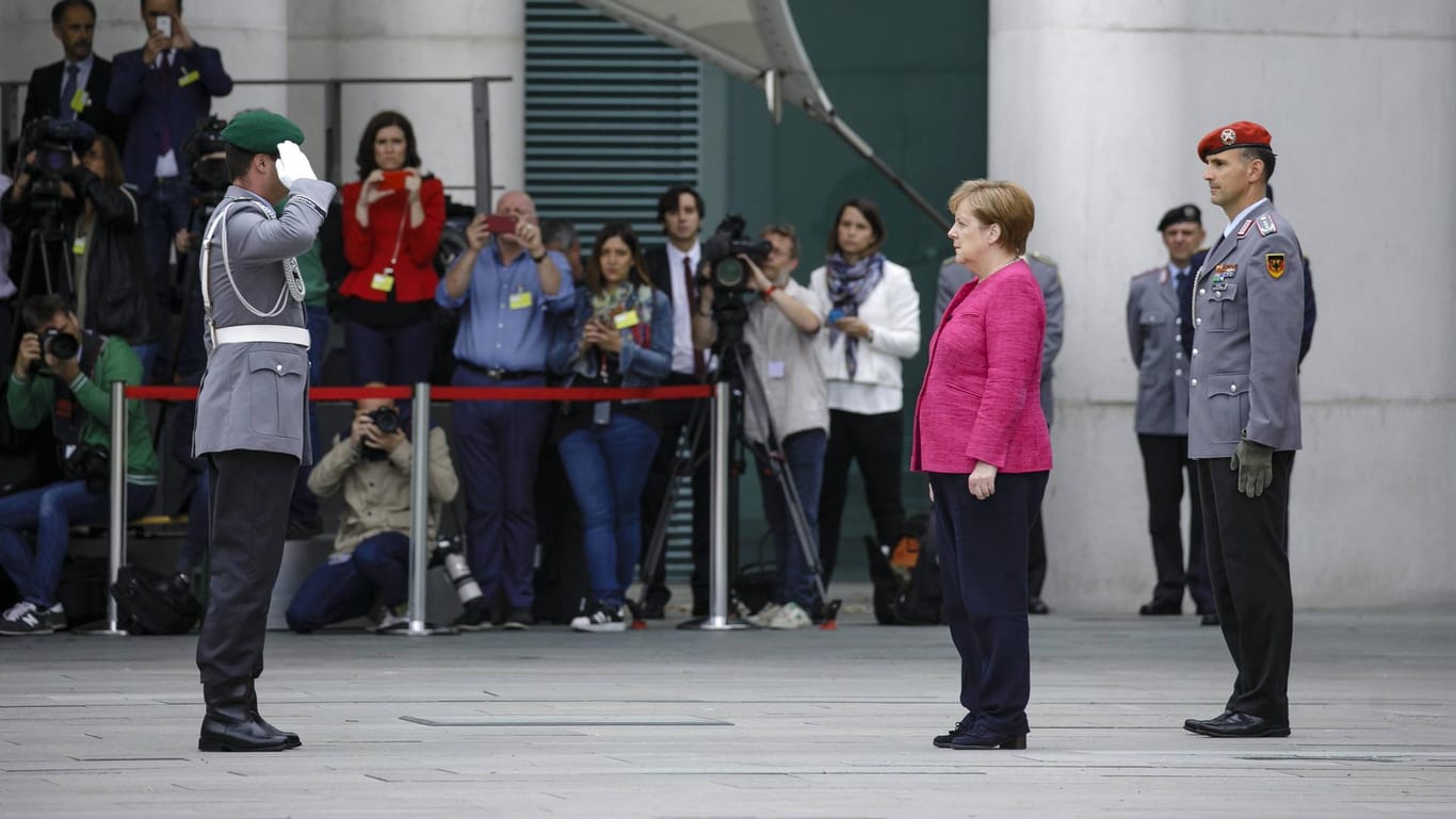 Angela Merkel bei militärischen Ehren im Bundeskanzleramt: Die Bundeskanzlerin hat höhere Ausgaben für die Bundeswehr verteidigt. 42,9 Milliarden Euro sollen der Armee im nächsten Jahr zur Verfügung stehen.
