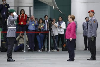 Angela Merkel bei militärischen Ehren im Bundeskanzleramt: Die Bundeskanzlerin hat höhere Ausgaben für die Bundeswehr verteidigt. 42,9 Milliarden Euro sollen der Armee im nächsten Jahr zur Verfügung stehen.