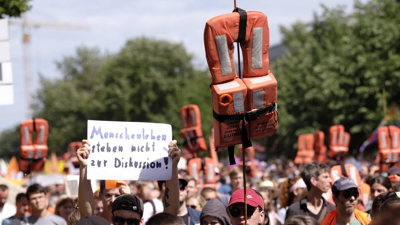 Eine Demo für sichere Häfen in Berlin: Tausende Menschen gingen in Deutschland auf die Straße, um gegen die Politik an der EU-Außengrenze zu demonstrieren.