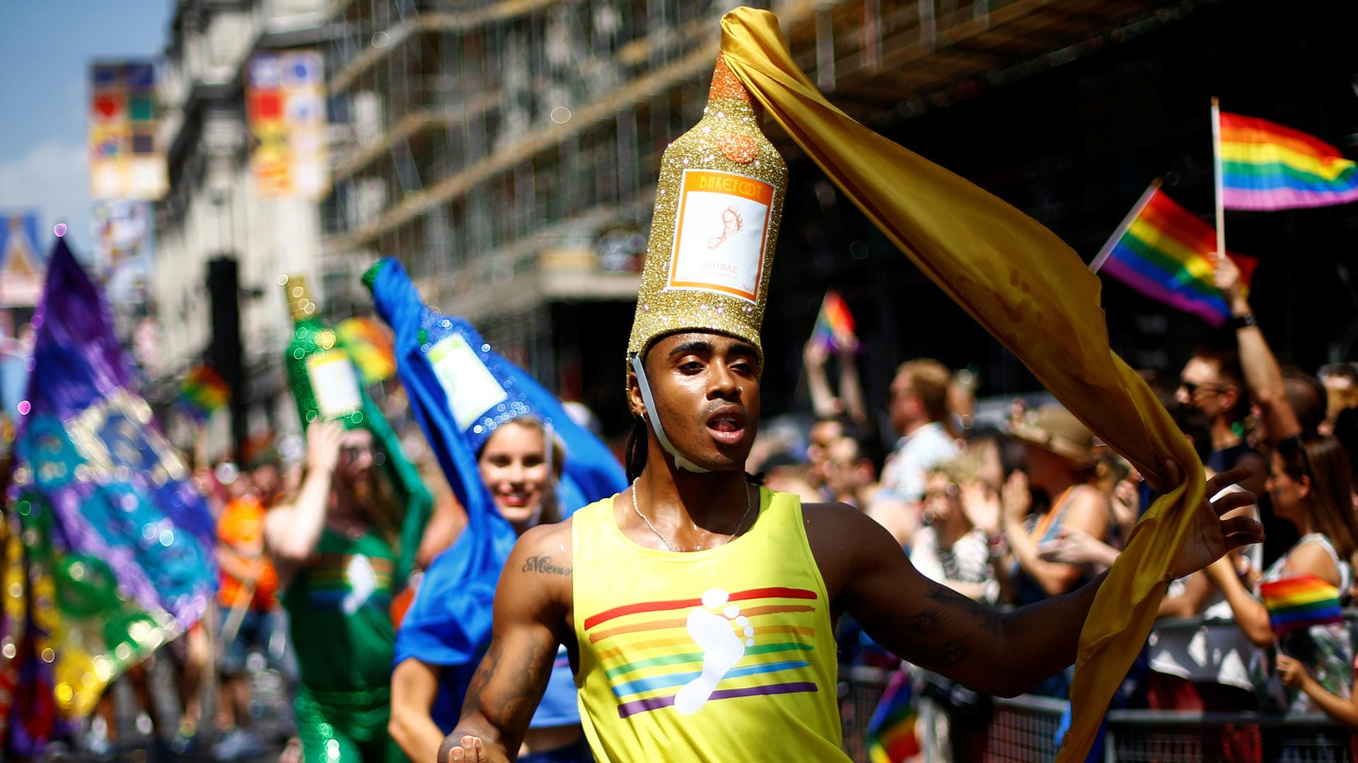 Teilnehmende der Londoner Pride-Parade marschieren gemeinsam: Der erste Umzug in London fand im Jahr 1972 statt. Teilnehmende der Londoner Pride-Parade marschieren gemeinsam: Der erste Umzug in London fand im Jahr 1972 statt.