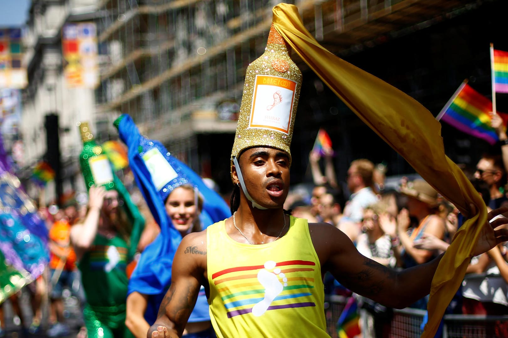 Teilnehmende der Londoner Pride-Parade marschieren gemeinsam: Der erste Umzug in London fand im Jahr 1972 statt.
