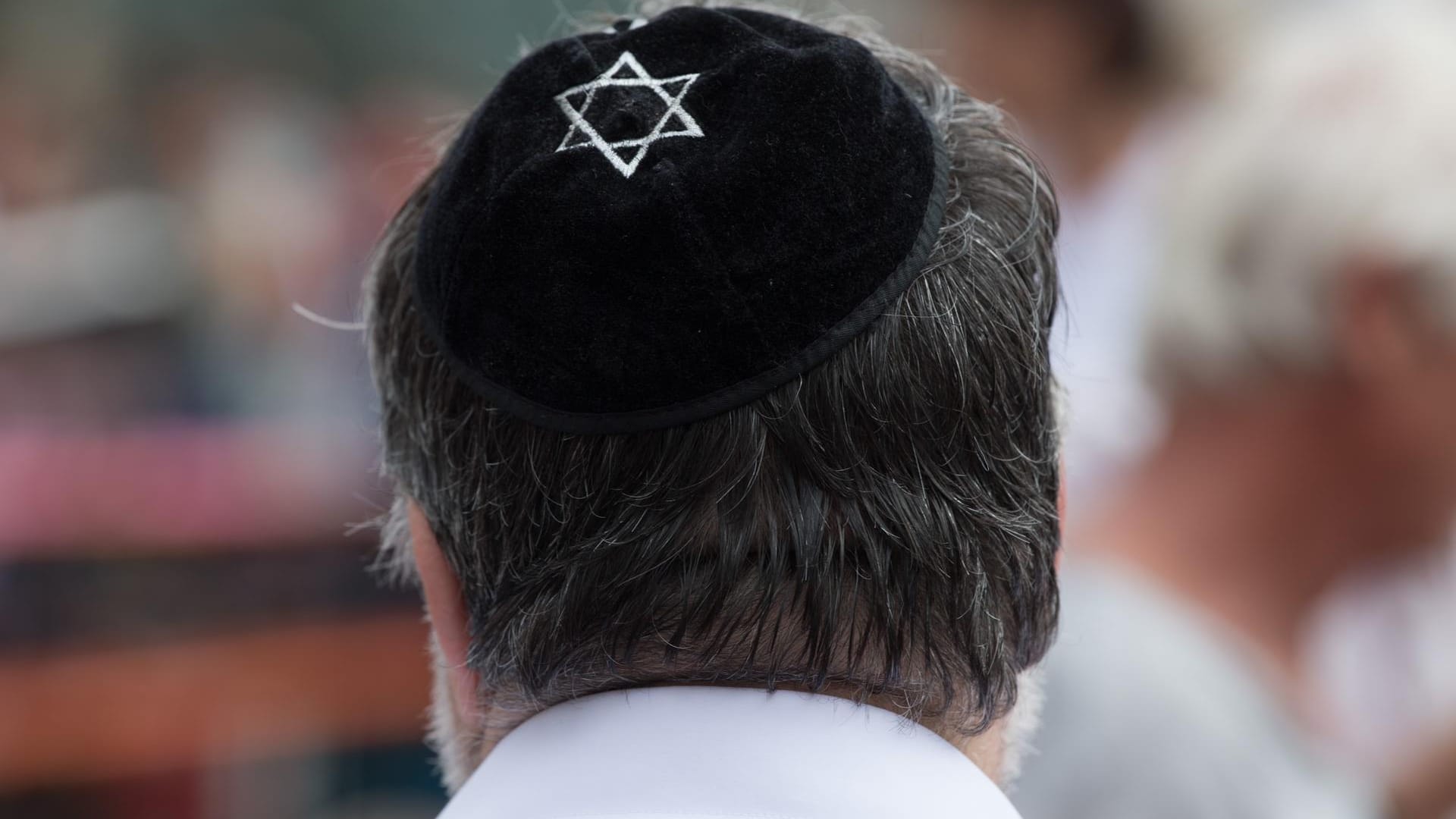 Ein Mann mit einer Kippa: In Berlin ist ein jüdischer Syrier offenbar Opfer eines antisemitischen Angriffs geworden. Er trug eine Kette mit einem Davidstern, als er von acht Landsleuten verprügelt wurde. Ein Mann mit einer Kippa: In Berlin ist ein jüdischer Syrier offenbar Opfer eines antisemitischen Angriffs geworden. Er trug eine Kette mit einem Davidstern, als er von acht Landsleuten verprügelt wurde.