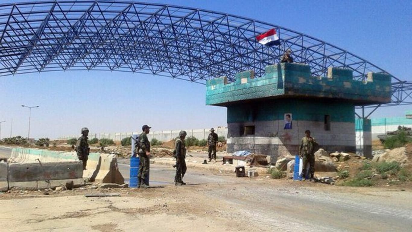 Das von der syrischen Nachrichtenagentur Sana zur Verfügung gestellte Bild zeigt syrische Soldaten am Grenzübergang Nassib in der Provinz Daraa.