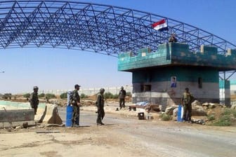 Das von der syrischen Nachrichtenagentur Sana zur Verfügung gestellte Bild zeigt syrische Soldaten am Grenzübergang Nassib in der Provinz Daraa.